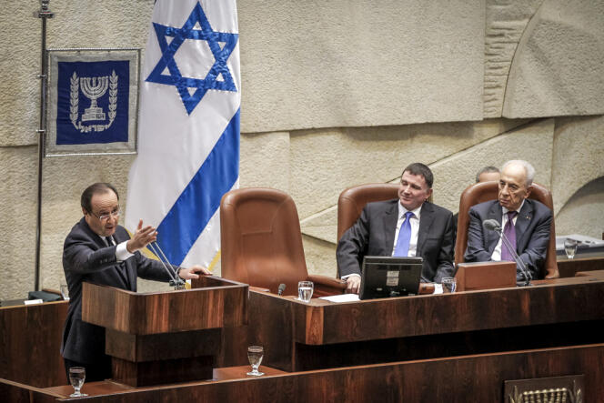 François Hollande aux côtés de Yuli Edelstein, président de la Knesset, et de Shimon Pérès, à la tribune du Parlement israélien, lundi 18 novembre.