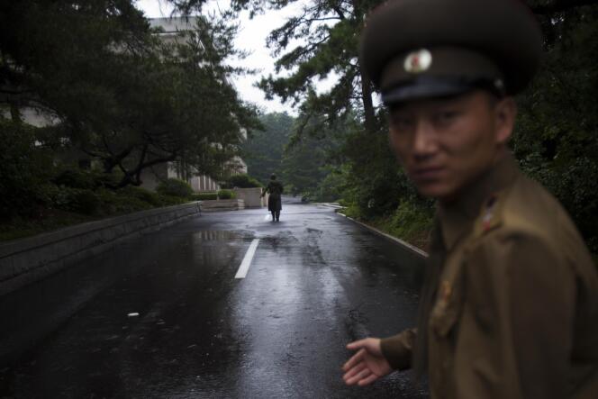 Soldats nord-coréens sur la route menant à la zone démilitarisée de Panmunjom.