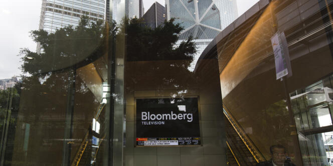 L’agence de presse, qui est suspectée d’avoir enterré une enquête, a suspendu un journaliste. En photo, une télévision diffusant la chaîne Bloomberg à Hongkong, en mai 2013. 