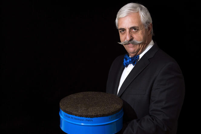 Le dirigeant de l'épicerie fine parisienne Petrossian présente une boite contenant dix kilos de caviar, le 18 novembre. Baptisée 