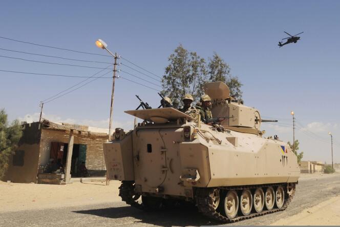 Un blindé de l'armée égyptienne lors d'une opération dans le nord du Sinaï, au mois de mai 2013.