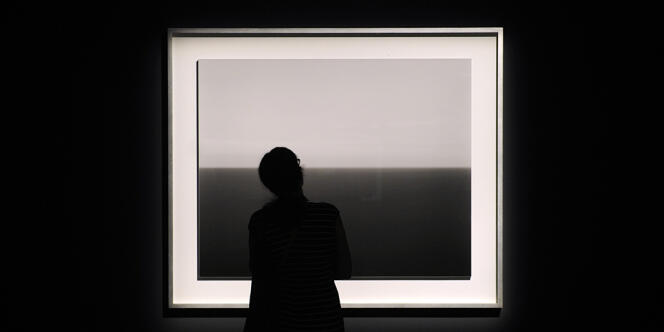 Aux Rencontres d'Arles 2013, un visiteur devant une photographie du Japonais Hiroshi Sugimoto. 