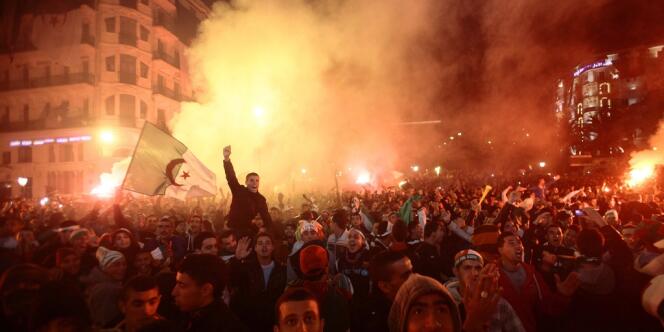 Des milliers de supporteurs algériens se sont rassemblés à Alger après la qualification de leur sélection nationale au Mondial 2014. 