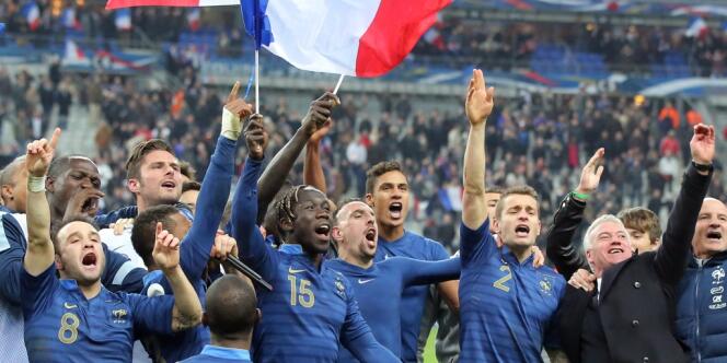 L'équipe de France et son sélectionneur Didier Deschamps célèbrent leur victoire contre l'Ukraine le 19 novembre au Stade de France.