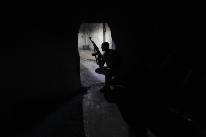 Combattants syriens dans une maison de Deir Ezor, dans l'est de la Syrie, le 19 novembre 2013.