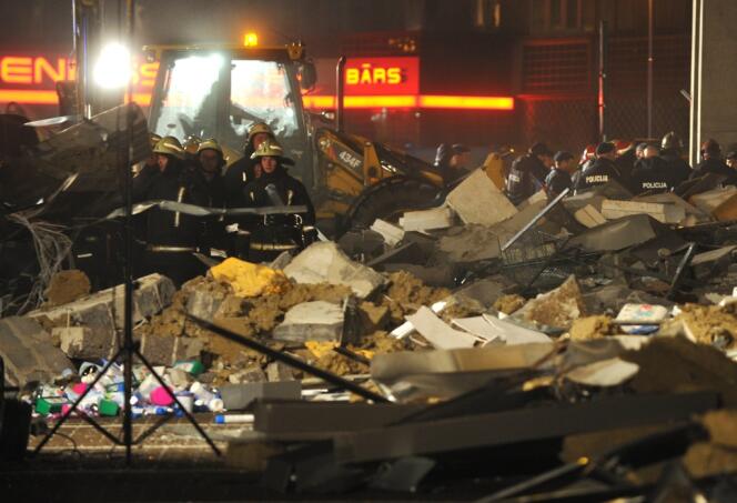 Débris du supermarché dont le toit s'est effondré à Riga, jeudi 21 novembre.