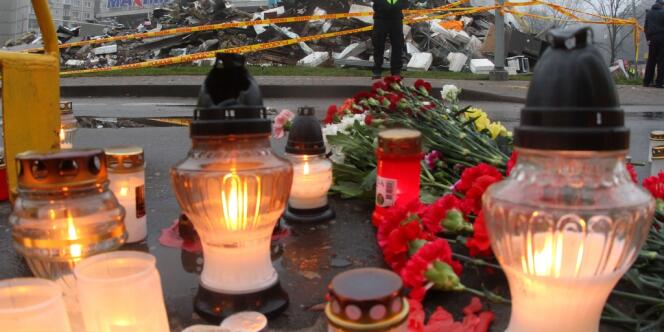 Des fleurs et des bougies ont été déposées en hommage aux victimes de l'effondrement du supermarché de Riga, jeudi 21 novembre.