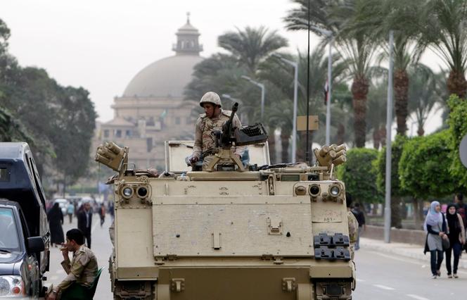 Un militaire devant l'université du Caire, le 24 novembre.