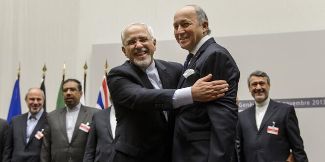 Le ministre iranien des affaires étrangères,  Mohammad Javad Zarif (à gauche), et son homologue français, Laurent Fabius, le 24 novembre à Genève. 