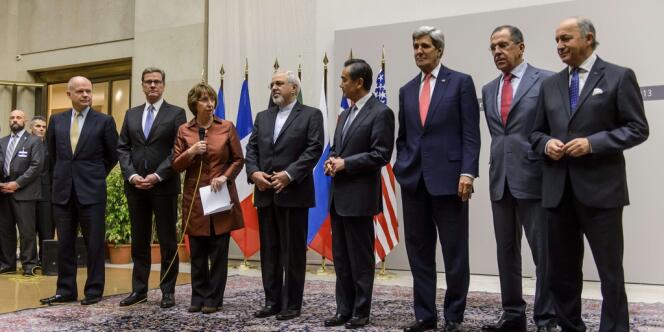 Les chefs de la diplomatie ayant participé aux négociations à Genève qui se sont achevées dimanche 24 novembre 2013. 