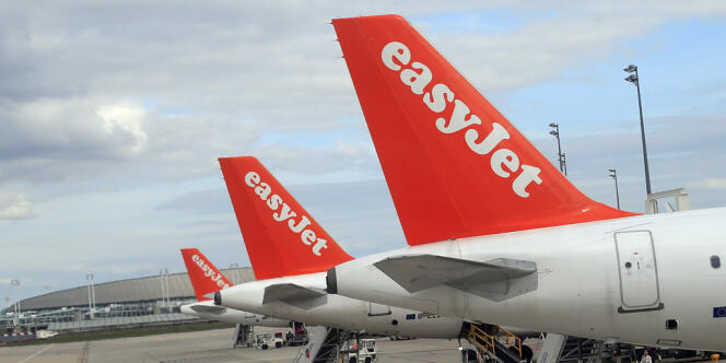 Des avions de la compagnie easyJet à l'aéroport Roissy-Charles-de-Gaulle, en 2013. 