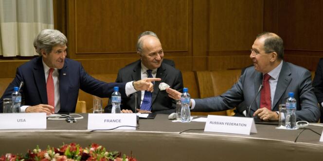 De gauche à droite, John Kerry, Laurent Fabius et Sergueiï Lavrov, le 24 novembre à Genève. 