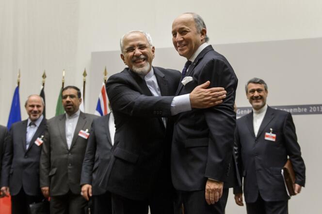 Les ministres des affaires étrangères iranien et français, Mohammad Javad Zarif et Laurent Fabius, après l'annonce de l'accord sur le nucléaire iranien à Genève, le 24 novembre 2013. 