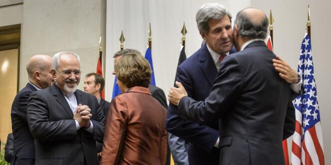 De gauche à droite, le ministre iranien des affaires étrangères, Mohammad Javad Zarif, le chef de la diplomatie européenne, Catherine Ashton, le secrétaire d’Etat américain, John Kerry, et le ministre français des affaires étrangères, Laurent Fabius, le 24 novembre, à Genève.