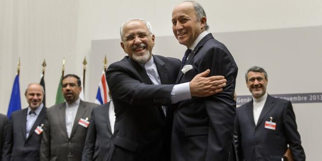 Les ministres des affaires étrangères iranien et français, Mohammad Javad Zarif et Laurent Fabius, après l'annonce de l'accord sur le nucléaire iranien à Genève, le 24 novembre 2013. 
