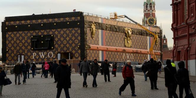 La gigantesque malle Louis Vuitton sur la place Rouge à Moscou, le 19 novembre.