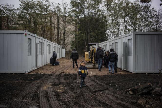 Des demandeurs d'asile albanais dans un campement à Oullins (Rhône), le 18 novembre.