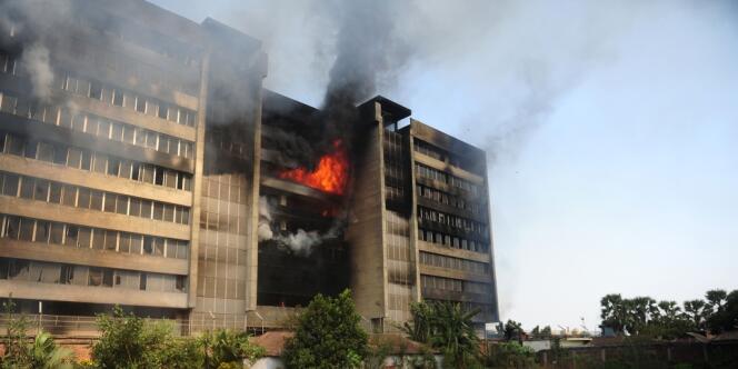 L'immeuble de dix étages situé à Gazipur, à 40 kilomètres de Dacca, en feu, le 29 novembre.