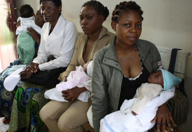 Sidonie et sa fille Flora à l’hôpital du district de la Cité verte à Yaoundé, le 7 novembre.