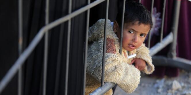 Enfant syrien dans la file d'attente pour se faire enregistrer au Haut-Commissariat aux réfugiés de l'ONU, dans la vallée de la Bekaa au Liban, en novembre.
