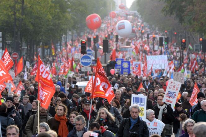 Sur la manifestation organisée par le Front de gauche, à Paris, le 1er décembre. Les organisateur ont revendiqué plus de100 000 participants, les journalistes sur place ont pu en comptabiliser entre 20 et 30 000 tandis que la préfecture de police avançait le chiffre de 7 000 personnes. 