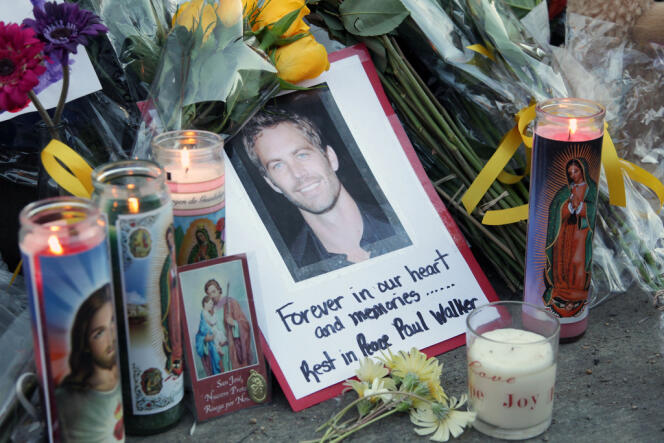 Hommage à Paul Walker à l'endroit où il a trouvé la mort à Los Angeles.