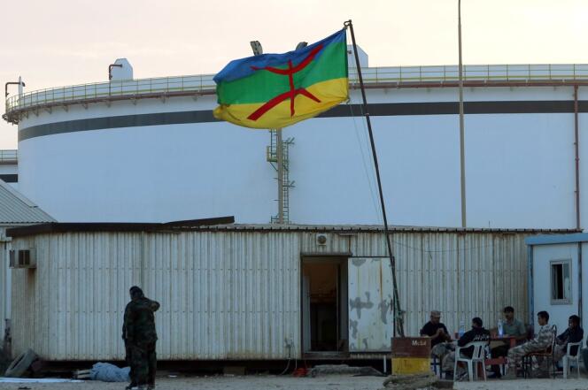 Le drapeau berbère, dans le complexe gazier de Mellitah, près de Zouara, à 100 kilomètres à l’ouest de Tripoli, en novembre.