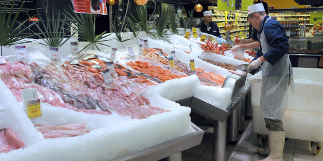 Etal de poissons dans un supermarché français.