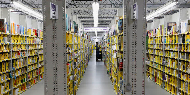 Un entrepôt du site de vente en ligne Amazon en Phoenix (Arizona). Représentant plus d'un tiers du marché du livre aux Etats-Unis, le géant du e-commerce ferait pression sur des éditeurs en allongeant les délais de livraison lors de la renégociation des contrats de distribution. 