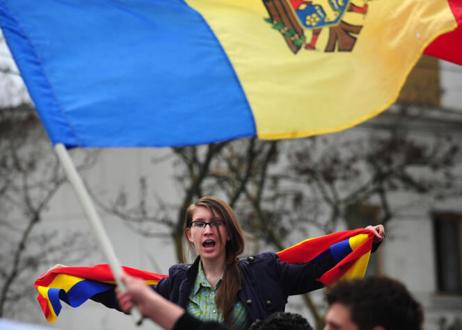 Des jeunes Moldaves étudiant en Roumanie manifestent contre Vladimir Voronin, alors président moldave et membre de la minorité russe, à Sculeni, ville frontalière entre la Moldavie et la Roumanie, en avril 2009.