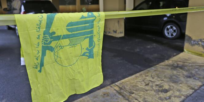 Un drapeau du Hezbollah sur les lieux où Hassan Al-Lakiss a été tué, dans la banlieu de Beyrouth.