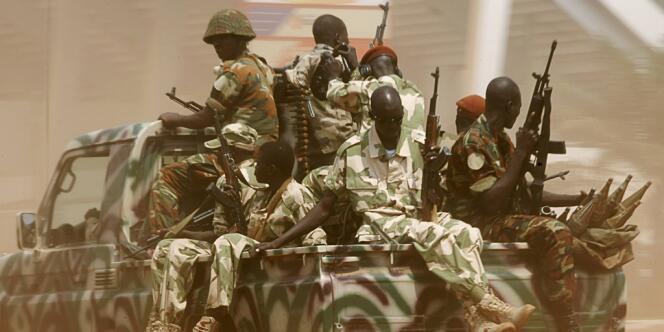 Le Conseil de sécurité de l'ONU devrait adopter un projet de résolution « autorisant » les militaires européens à « prendre toutes les mesures nécessaires», pour aider la Misca dans l'exécution de son mandat – ici une patrouille de combattants de la Séléka, à Bangui, le 3 décembre 2013.