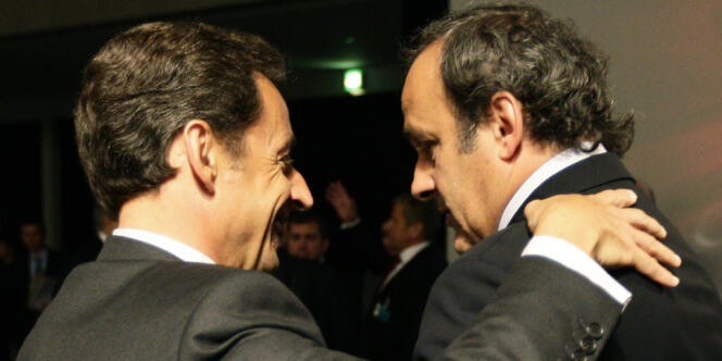 Le président Nicolas Sarkozy et Michel Platini, patron de l'UEFA, lors de la nomination de la France comme pays organisateur de l'Euro 2016, à Genève le 28 mai 2010.