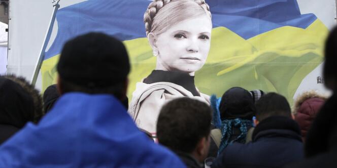 Des manifestants pro-UE brandissent un drapeau à l'effigie de l'ex-première ministre Ioulia Timochenko,  le 5 décembre à Kiev. 