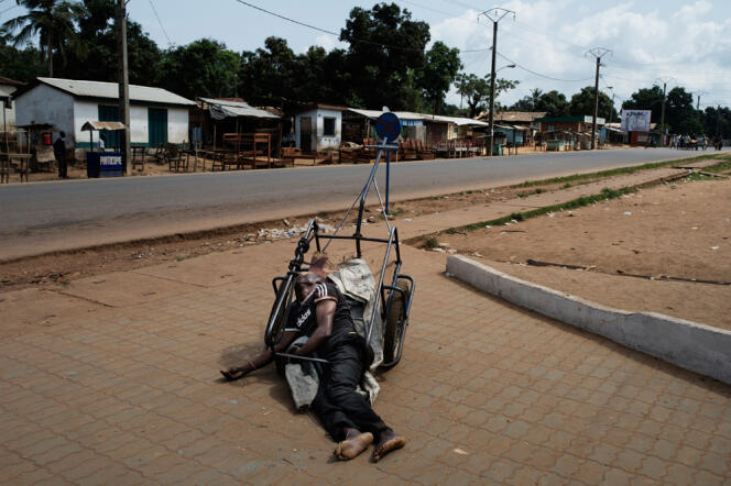 Un cadavre abandonné gît devant l'hôpital de l'Amitié à Bangui, en République centrafricaine, jeudi 5 décembre, après les affrontements entre les forces de l'ex-Séléka (une coalition de rebelles centrafricains) et des miliciens chrétiens anti-Balaka venus reprendre la capitale. 