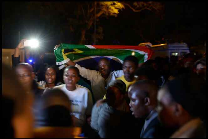 A l’annonce de la mort de « Madiba », jeudi soir 5 décembre, des Sud-Africains sont venus lui rendre hommage devant son domicile, à Johannesburg.