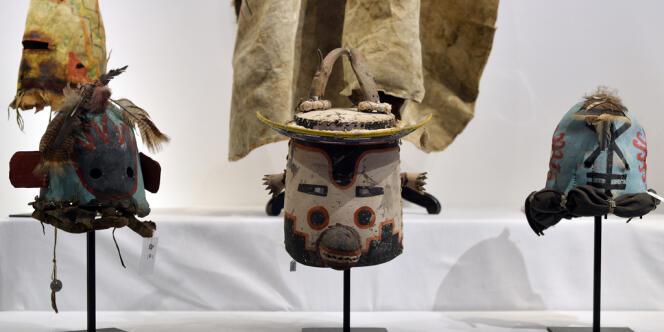 Ces masques, appelés « Katsinam » par les Hopis, sont portés par des danseurs de la tribu lors des cérémonies religieuses.