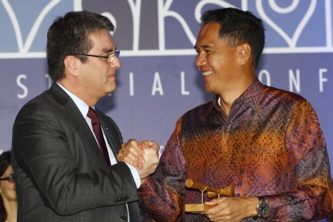 Le directeur général de l'OMC, Roberto Azevêdo, avec le ministre indonésien du commerce, Gita Wiryawan, le 7 décembre à Bali. 