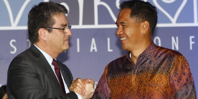 Le directeur général de l'OMC, Roberto Azevêdo, avec le ministre indonésien du commerce, Gita Wiryawan, le 7 décembre à Bali. 