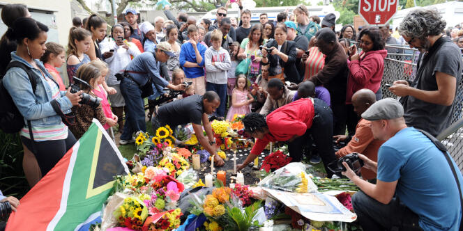 Samedi, quelques centaines de personnes de tous les milieux continuaient d'affluer devant la maison de Nelson Mandela à Johannesburg.