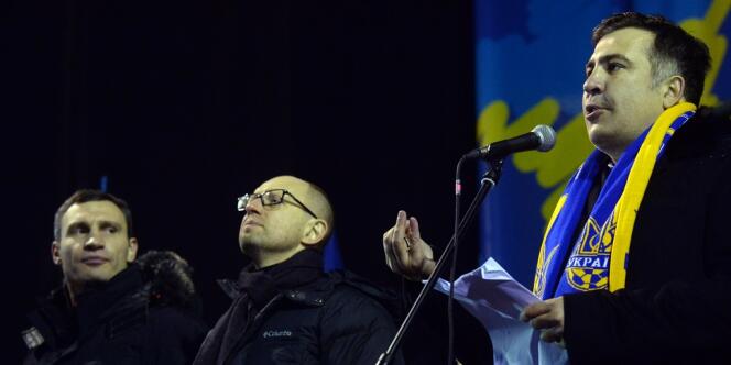 Mikheïl Saakachvili entouré des leaders de l'opposition Vitali Klitschko (à gauche) et Arseniy Yatsenyuk.