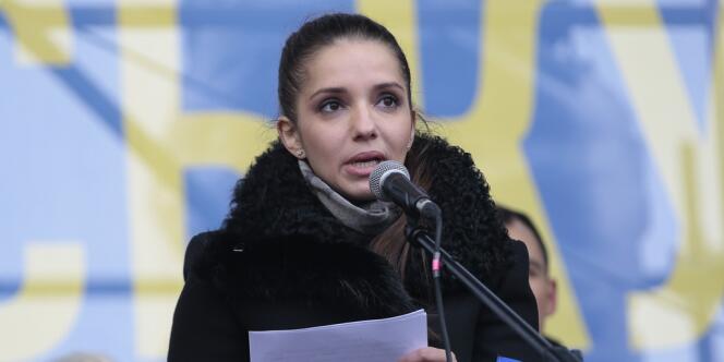 Evguenia, la fille de Ioulia Timochenko, lit un message de l'opposante emprisonnée réclamant le départ « immédiat » du président ukrainien, Viktor Ianoukovitch.