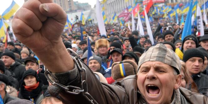Des manifestants en faveur du rapprochement de l'Ukraine avec l'Union européenne sur la place de l'Indépendance à Kiev, dimanche 8 décembre.