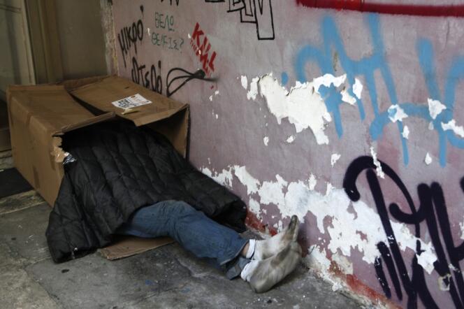 Un sans-abri, dans les rues d'Athènes, le 6 décembre 20313.