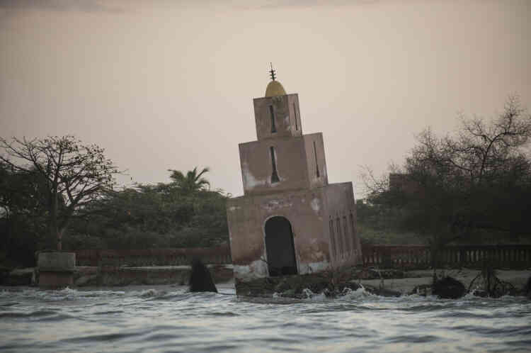02/12/2013. Gandiol. Rgion de Saint Louis. Senegal. La mosque de Keur Bernard s'croule rapidement sous la pression des eaux. ©Sylvain Cherkaoui pour Le Monde