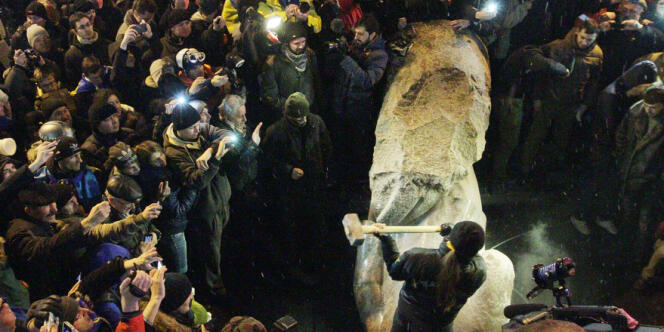 Une statue de Lénine déboulonnée à Kiev, en Ukraine, par les manifestants, le 8 décembre.  