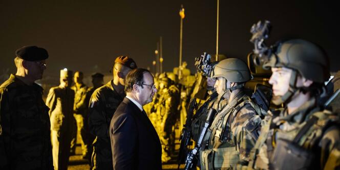 Sur le tarmac de l'aéroport M'poko de Bangui le mardi 10 décembre, François Hollande, passe en revue les soldats de l'opération Sangaris après la mort de deux d'entre eux.