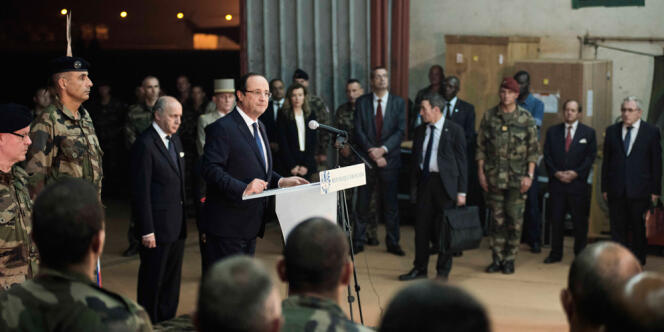 Le président français était à Bangui, capitale de la Centrafrique, mardi soir pour s'entretenir avec les troupes françaises, et rendre hommage aux deux soldats tués.