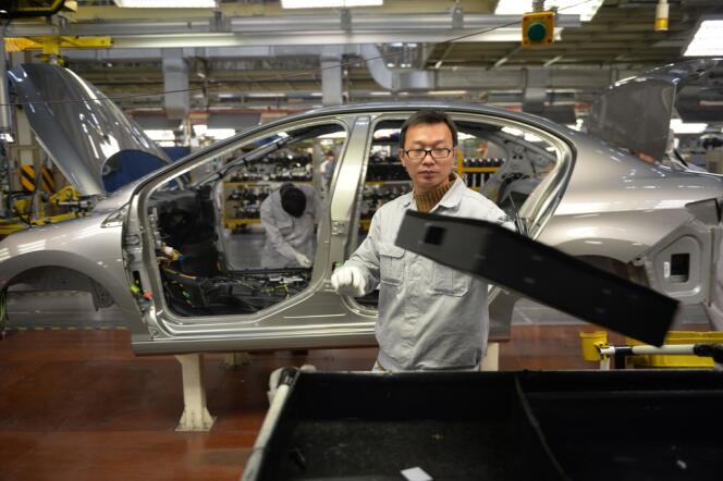 Un ouvrier sur la chaîne de montage de la joint-venture Dongfeng-PSA à Wuhan, dans la province chinoise de Hubei le 7 décembre 2013.