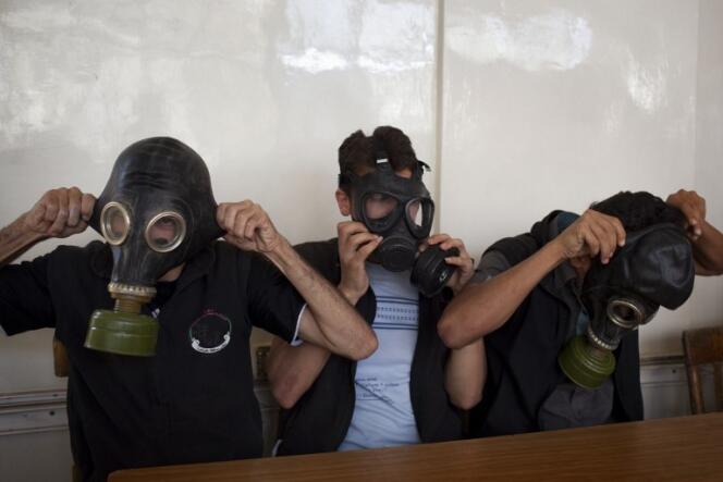 Démonstration dans une classe à Alep pour apprendre à se protéger en cas d'attaque à l'arme chimique, en septembre.